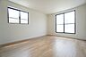 寝室：主寝室としてお使いいただけそうなこちらのお部屋は、日当たりが良く、爽やかな風を感じて起きる朝は、快適生活の始まりに。