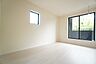 寝室：主寝室としてお使いいただけそうなこちらのお部屋は、日当たりが良く、爽やかな風を感じて起きる朝は、快適生活の始まりに。