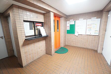 清掃の行き届いたきれいなエントランス。 明るく清潔感のあるエントランスが、住まう方や来客を心地よく迎える快適な空間となっています。
