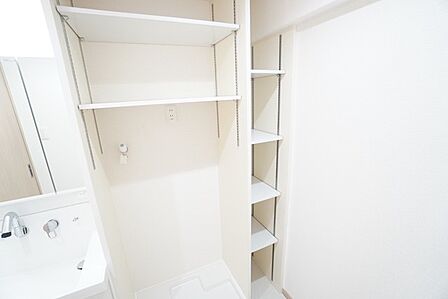 ランドリースペースには収納棚完備^^ タオルやパジャマ、洗剤等を収納できるので、生活動線がすっきり整います^^
