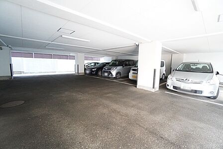 敷地内には屋内駐車場あり^^ 最新の空き状況はお問い合わせ下さい。 お問い合わせお待ちしております^^