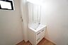室内：三面鏡裏収納付き洗面化粧台です＾＾ 歯磨きセットやスキンケア用品などの収納にご利用いただけます。ランドリースペース上部には窓も付いており換気に便利です＾＾