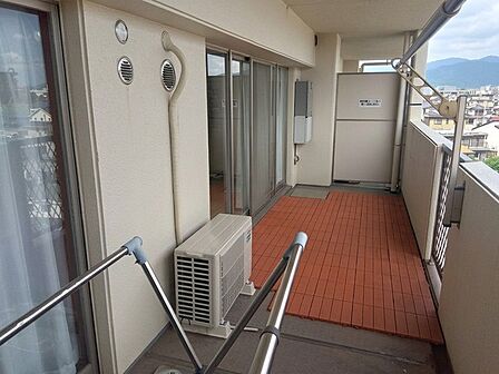 南側に面したバルコニーは日当たり良好です。お洗濯物も気持ちよく干せそうです。日光浴をしたり、星を眺めたりも良いですね^^
