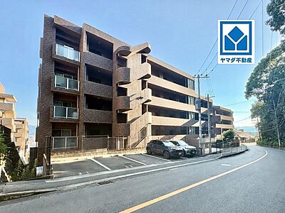 外観：太陽光発電搭載＾＾オール電化＾＾ペット相談可。 小中学校まで共に歩7分圏内の立地＾＾ 売主様居住中物件の為、内覧ご希望の際は事前にご連絡をお願い致します。