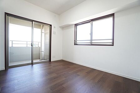 2面採光を確保した明るい室内は、風通しも良く、大変居心地の良い空間となっております。爽やかな風を感じて起きる朝は、快適生活の始まりに。