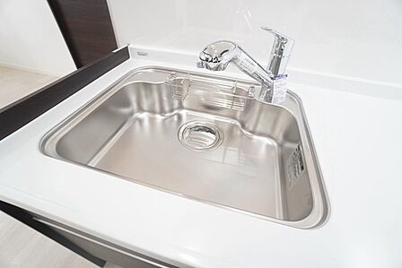大きめのお鍋も洗える使い勝手の良いステンレスシンク。熱やサビに強いので、お掃除らくらく。スポンジポケット付き。