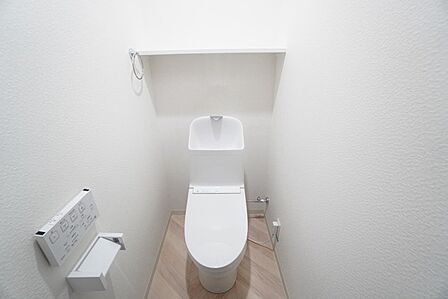 清潔感のある使い勝手の良いトイレで、毎日気持ちよくお使いいただけます。温水洗浄便座付きで、季節を問わず快適にご利用いただけます^^