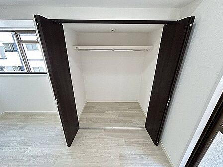 6帖洋室収納。下段を引き出し収納にするなど、空いたスペースを有効活用すれば収納力がグッと高まります。常に整理整頓されたお部屋は気持ちがいいです^^