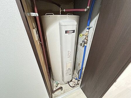 災害時の水対策。タンク内の水が非常用生活用水になる電気温水器完備。