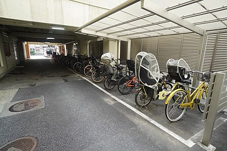 屋根付き駐輪場なので、雨の日も自転車を安心して保管できます。通勤・通学に自転車を使う方にも便利です^^