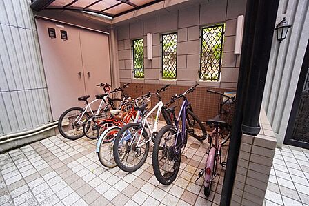 敷地内駐輪場有。通学や通勤に気軽に自転車を利用できます＾＾