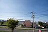 周辺：2階バルコニーからの眺望です。前面に遮るものがなく景色を一望できます。