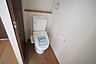 室内：温水洗浄機付トイレです。節水機能もあるので、安心して使えますね。すっきりした見た目で、トイレ奥の掃除もしやすいです＾＾