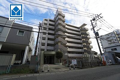 外観：スーパーやコンビニなども近く周辺環境充実。快適でゆとりのある生活空間で新生活を始めましょう^^