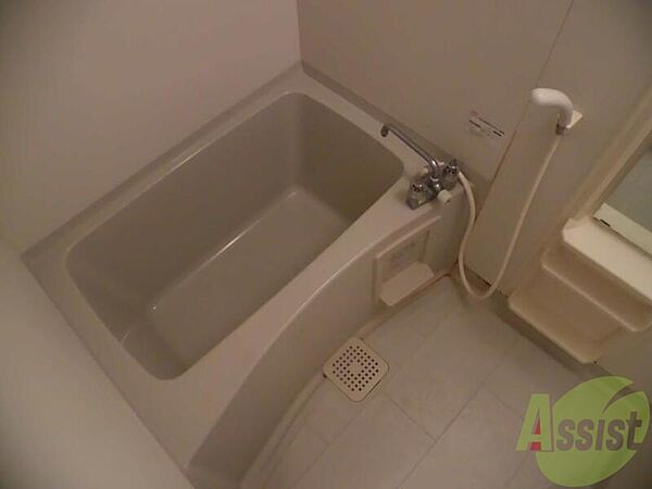 画像8:清潔感のある白いお風呂、ゆったり浸かってリフレッシュ