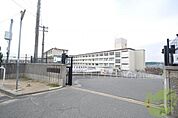 神戸市立桃山台中学校 893m