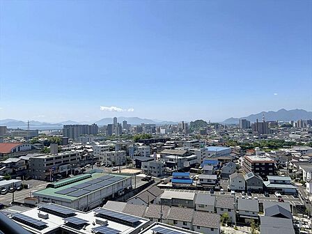 バルコニーより広島湾・厳島(宮島)・津久根島その周辺の島々が望めます