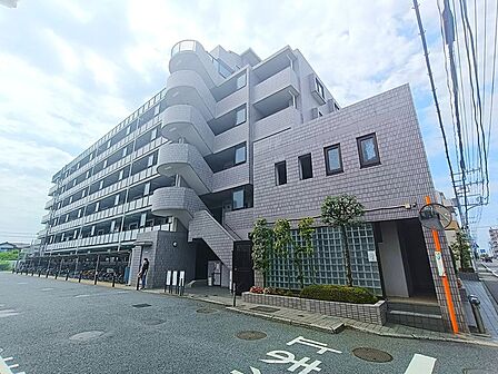 街並みに馴染む落ち着いた佇まいと、日々の暮らしを支える充実した周辺環境が調和する、心地よい住まいです