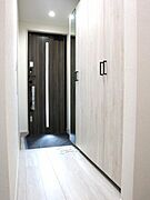 玄関のシューズクローゼットには鏡がついており玄関を広く見せつつ身だしなみを整えることができます。