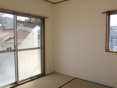 二面以上から陽光がふりそそぎ、明るい角住戸。開口部が多いため風も吹抜けます。さらに隣接する住戸は片側のみのため、プライバシー性にも優れます。