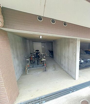 屋根がついた駐...