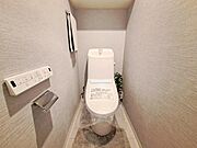 ウォシュレット付き清潔感の溢れるトイレです。落ち着いた空間で安らぎのひとときをお過ごし頂けます。