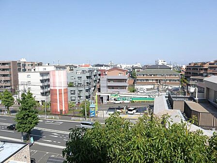 この街ならではの美しい風景と、ここから紡がれる物語が始まります。