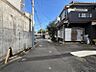 外観：前面道路は整備されており、落ち着いた住宅街に位置しています。