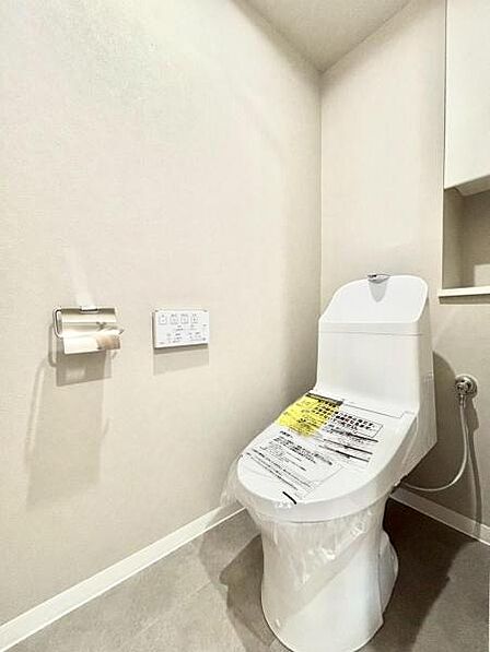 ウォシュレット付き清潔感の溢れるトイレです。落ち着いた空間で安らぎのひとときをお過ごし頂けます。