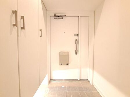 雑多な玄関ではなくスッキリ空間としてお家の顔になるよう設計いたしました。