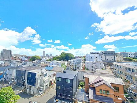 ほっと一息つきたい時に望むこの眺望。リラックスできる空間になりますね。