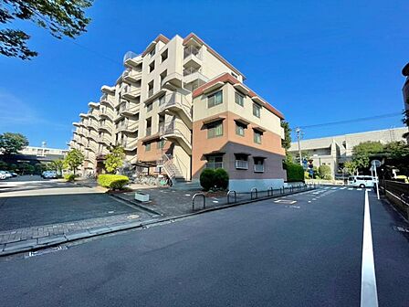 静かな住宅街で落ち着いた住環境が魅力です。