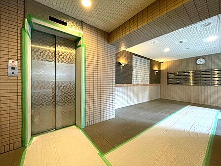 外と内をつなぐエントランスは、まさに顔となる場所。プライベートシーンへと誘う気品がありますね。
