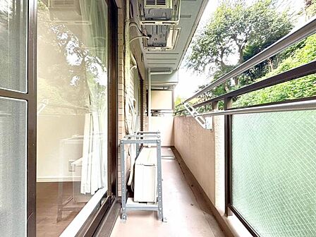 2部屋またぐ広さの風通しのよいバルコニー。お洗濯物も乾かしやすいですね。