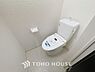 トイレ：「温水洗浄便座付きトイレ」トイレは快適な温水洗浄便座付です。清潔感のあるホワイトで統一しました。いつも清潔な空間であって頂けるよう配慮された造りです。