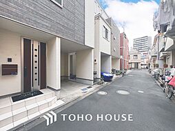 〜3面から陽光入るリビング空間・ゆとりある主寝室〜