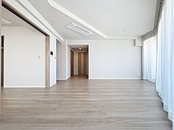 「リビングダイニング」家族の会話や笑顔が行き交うリビングで、大きなソファやダイニングテーブルでゆったり食事をしたりくつろぎたい。そんな夢が叶えられる空間です。