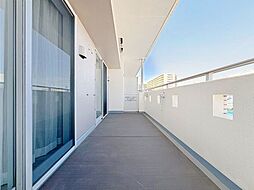 「バルコニー」都市型生活をより快適にコーディネートするかのように、周りの情景とマッチしたバルコニー。住まうご家族の心地よさを最優先したバルコニーでは様々な時間を楽しめます。