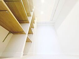 「ウォークインクローゼット」たっぷりと荷物が入るよう、ウォークインクローゼットを完備いたしました。