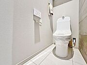 「リフォーム済・トイレ」トイレ関係の設備も一新されています。もちろん温水洗浄機能付き便座です。気になる水周り関係は全て新しくなっていますので、気持ちよく新生活が始められます。