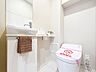 トイレ：「リフォーム済・トイレ」トイレ関係の設備も一新されています。もちろん温水洗浄機能付き便座です。気になる水周り関係は全て新しくなっていますので、気持ちよく新生活が始められます。