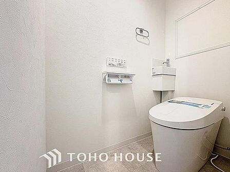 「温水洗浄便座付きタンクレストイレ」トイレは快適な温水洗浄便座付です。清潔感のあるホワイトで統一しました。いつも清潔な空間であって頂けるよう配慮された造りです。