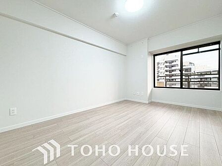「明るい居室」主寝室は十分な広さに加えて、快適に目覚められるよう、大きな採光窓を設けました。