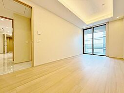 「スッキリ収納の居室」大きなクローゼットには季節ものの洋服などを収納できるので、お部屋はすっきり広々と使うことができます。