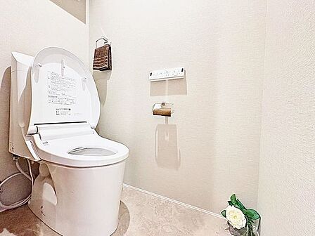 「温水洗浄便座付きトイレ」トイレは快適な温水洗浄便座付です。清潔感のあるホワイトで統一しました。いつも清潔な空間であって頂けるよう配慮された造りです。