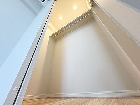 「ウォークインクローゼット」たっぷりと荷物が入るよう、ウォークインクローゼットを完備いたしました。