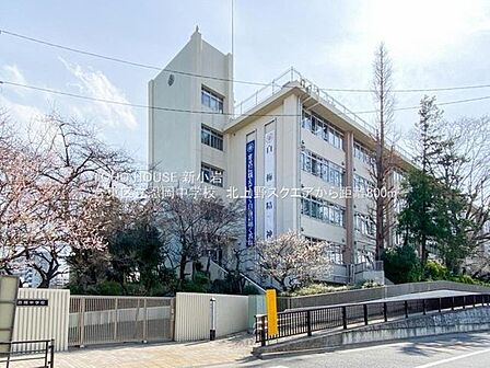 徒歩14分。台東区立忍岡中学校 1070m