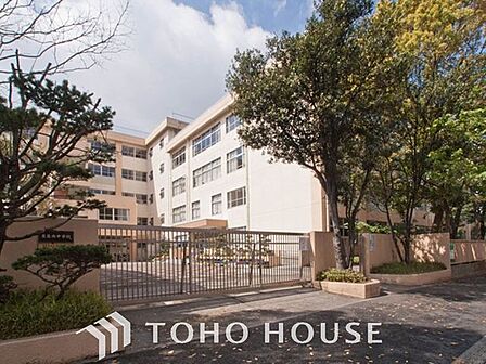 徒歩16分。江戸川区立東葛西中学校 1220m