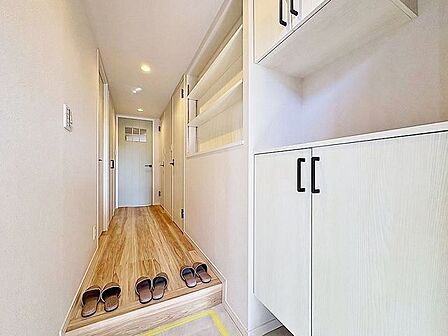 「玄関」家の中でお客様を迎える最初の場所である玄関。豊富な玄関収納で、常に綺麗に保つことが出来ます。