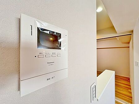 「見える安心・TVモニター付きインターホン」誰が来てもわかる様にモニター付きインターホンを設置。家事導線を考慮した個所に設置し、防犯性と利便性に優れ快適と安らぎを合わせた優しい設計。